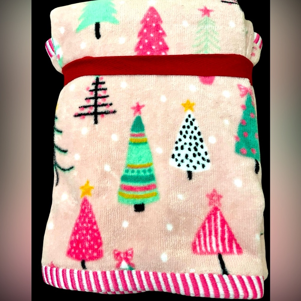 Pink Holiday Trees Set of 2 Hand Towels 🌲NWT🌲 - Picture 3 of 7